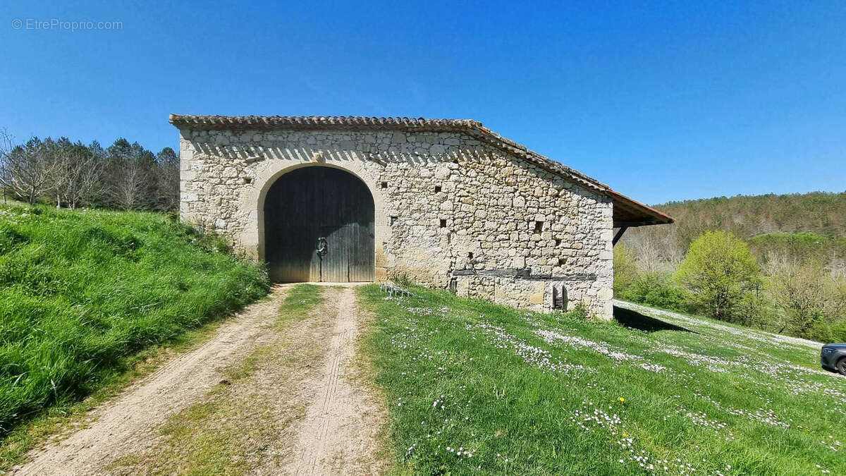 Très beau château datant du XVI ème entièrement rénové au milieu de 50 hectares et ses trois lacs situé dans l - photo 66