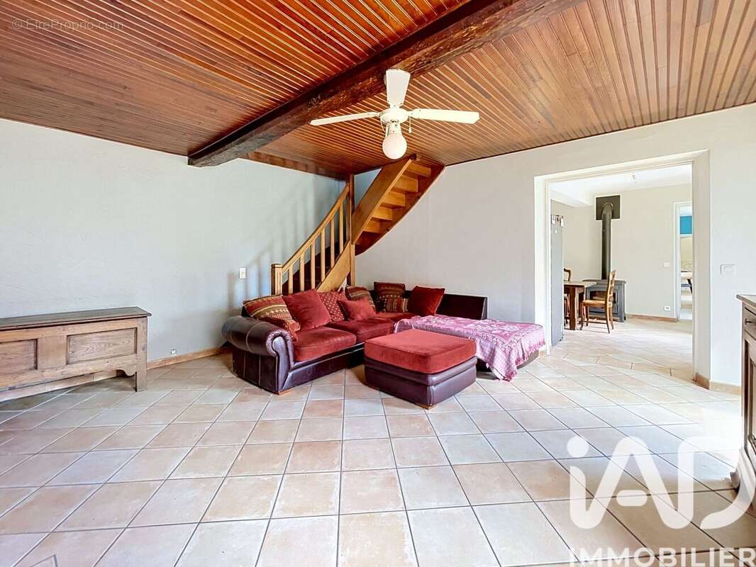 Maison 243 m² à Gressey  - photo 2