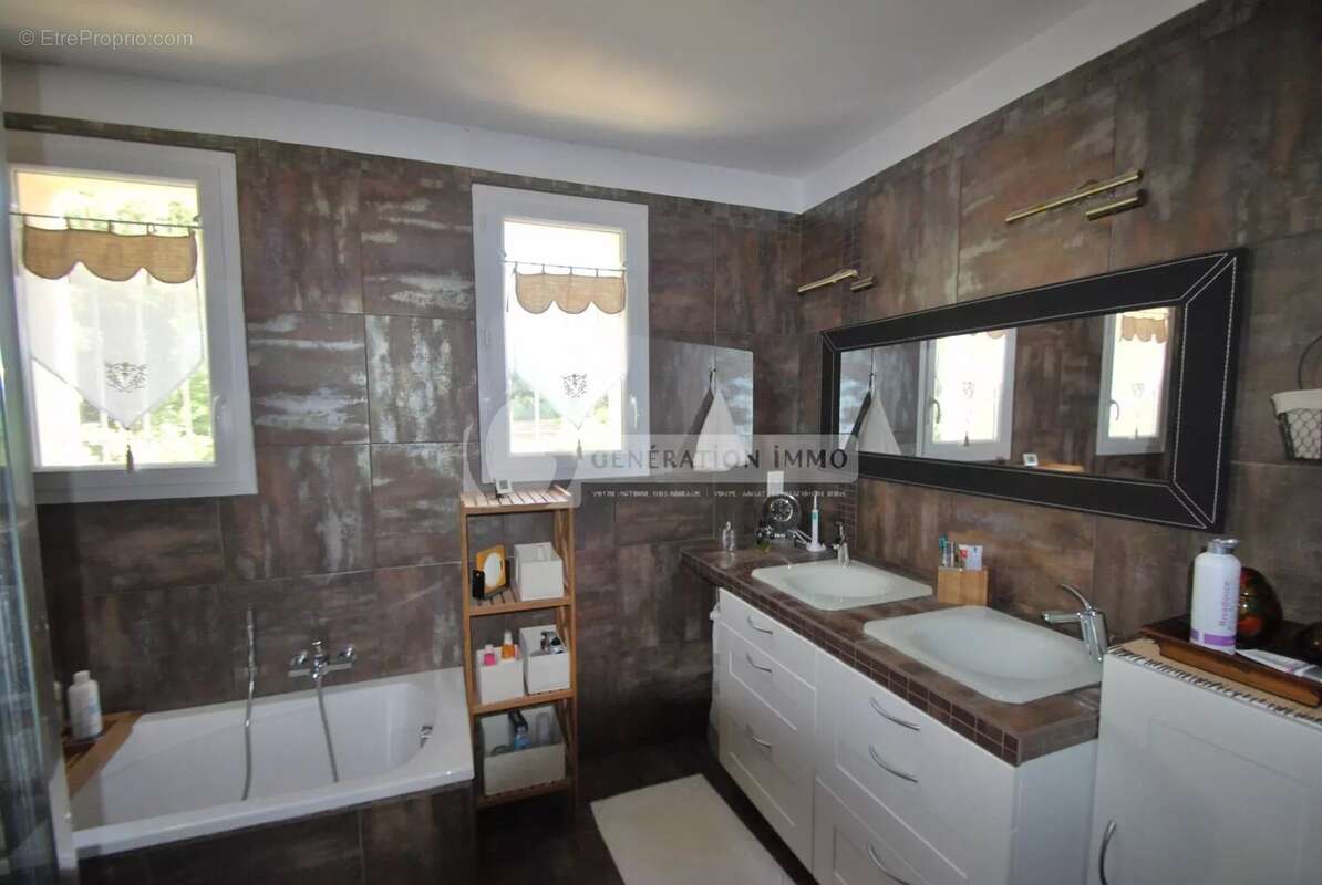 Maison à FONTVIEILLE