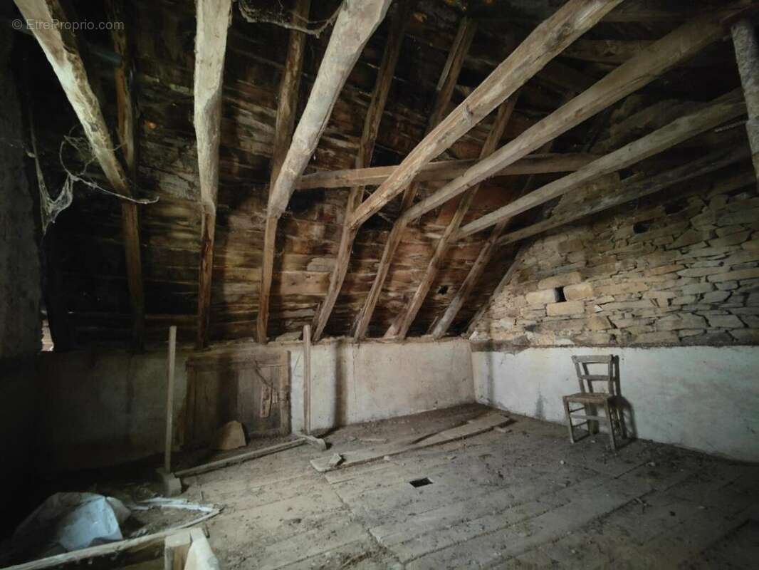 Charmante maison en pierres a renover avec dependances - photo 8