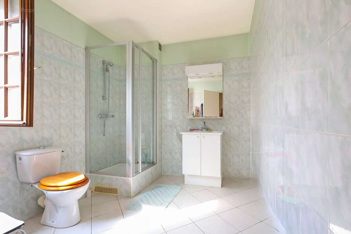 EXCLUSIVITÉ – Maison familiale traversante avec jardin, garage, sous-sol total et fort potentiel d’évolution – Plateau de Gentil - photo 12
