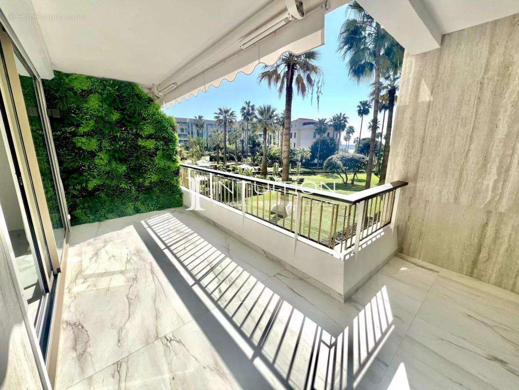 Cannes - Croisette : Magnifique appartement 3 pièces avec vue mer dans une résidence de renom - photo 6