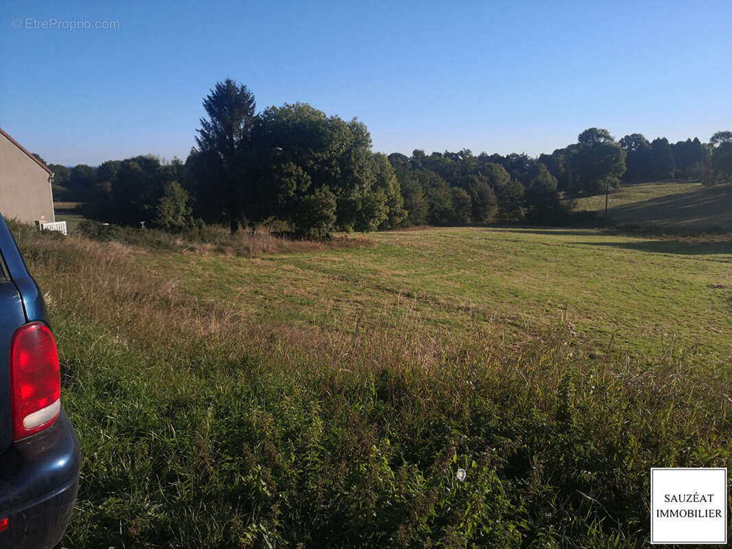 Terrain à MAGNAC-BOURG