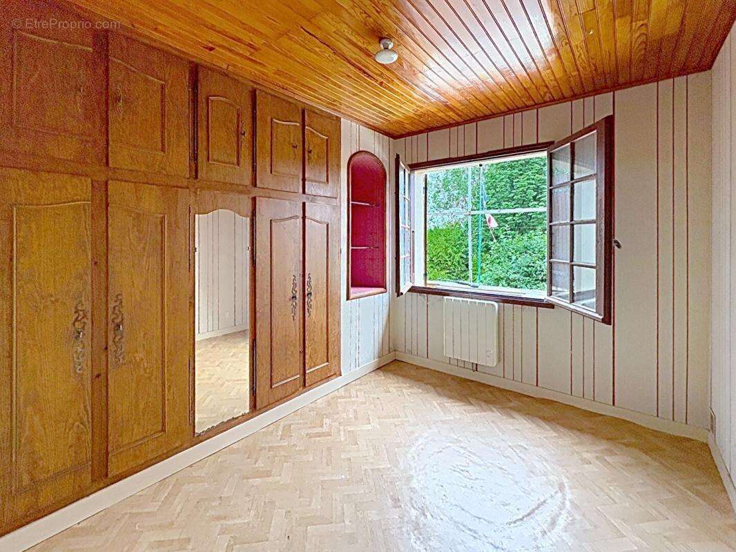 EXCLUSIVITE  A THENAC Maison à rénover de 271 m2 utile - photo 4