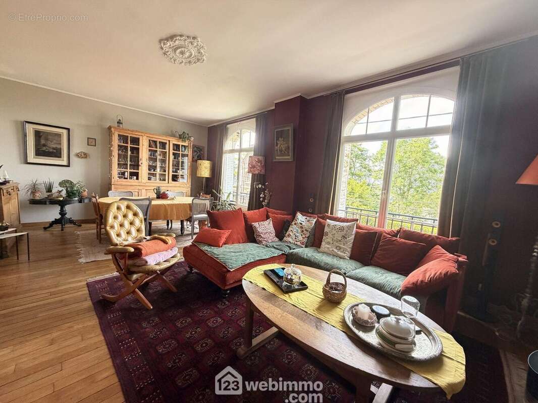 Vous serez charmés par le séjour de 37 m² comprenant ...