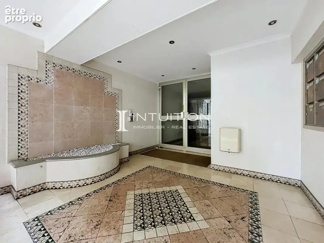 Cannes – Quartier des Anglais : élégant 3 pièces entièrement rénové avec terrasse de 17 m², garage et cave - photo 15