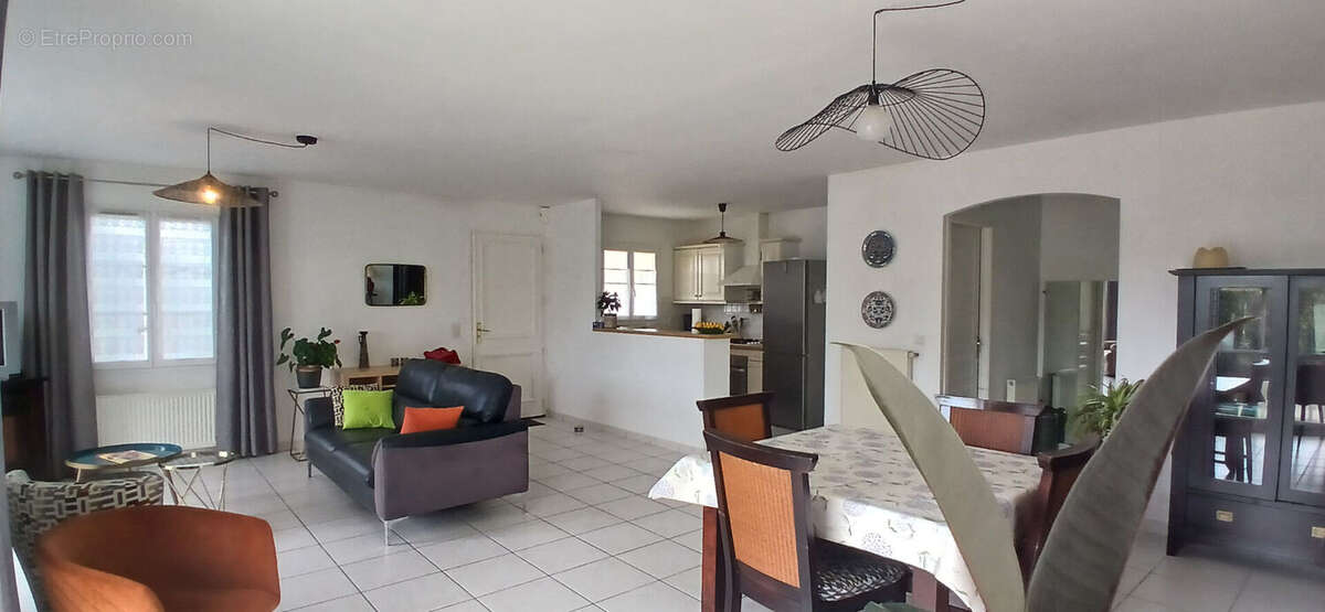 PLAIN PIED  122 m² et garage - Saint Sulpice De Royan 5 pièce(s) sur  679m² - photo 5