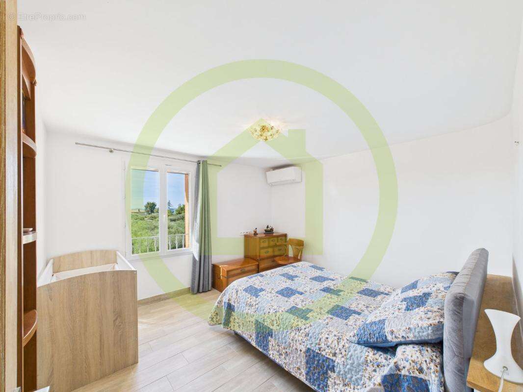 Maison à CHATEAUNEUF-GRASSE