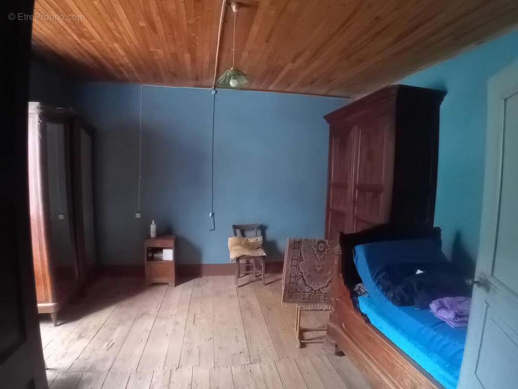 Chambre coté route  - Maison à SAINT-PIERRE-LAFEUILLE