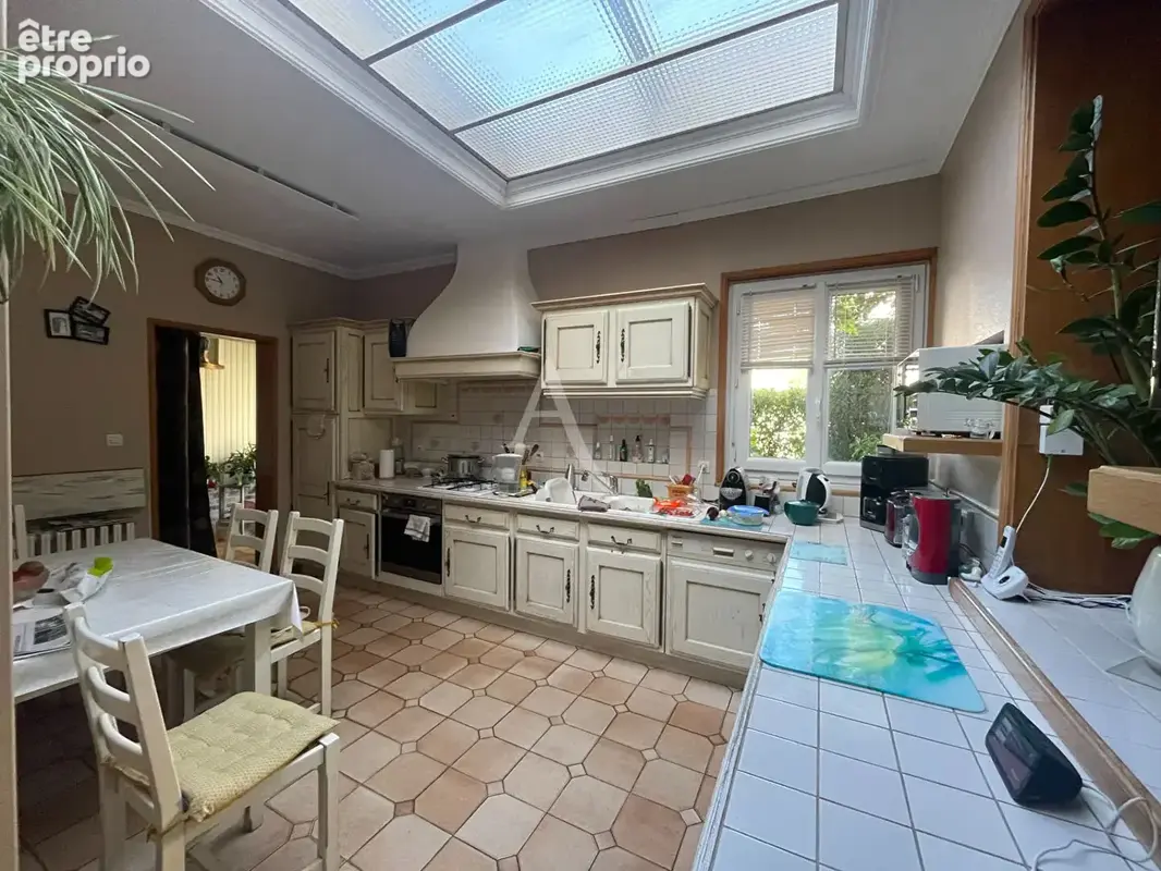 Centre ville de Gournay en Bray maison d'habitation avec un très grand bâtiment - photo 3