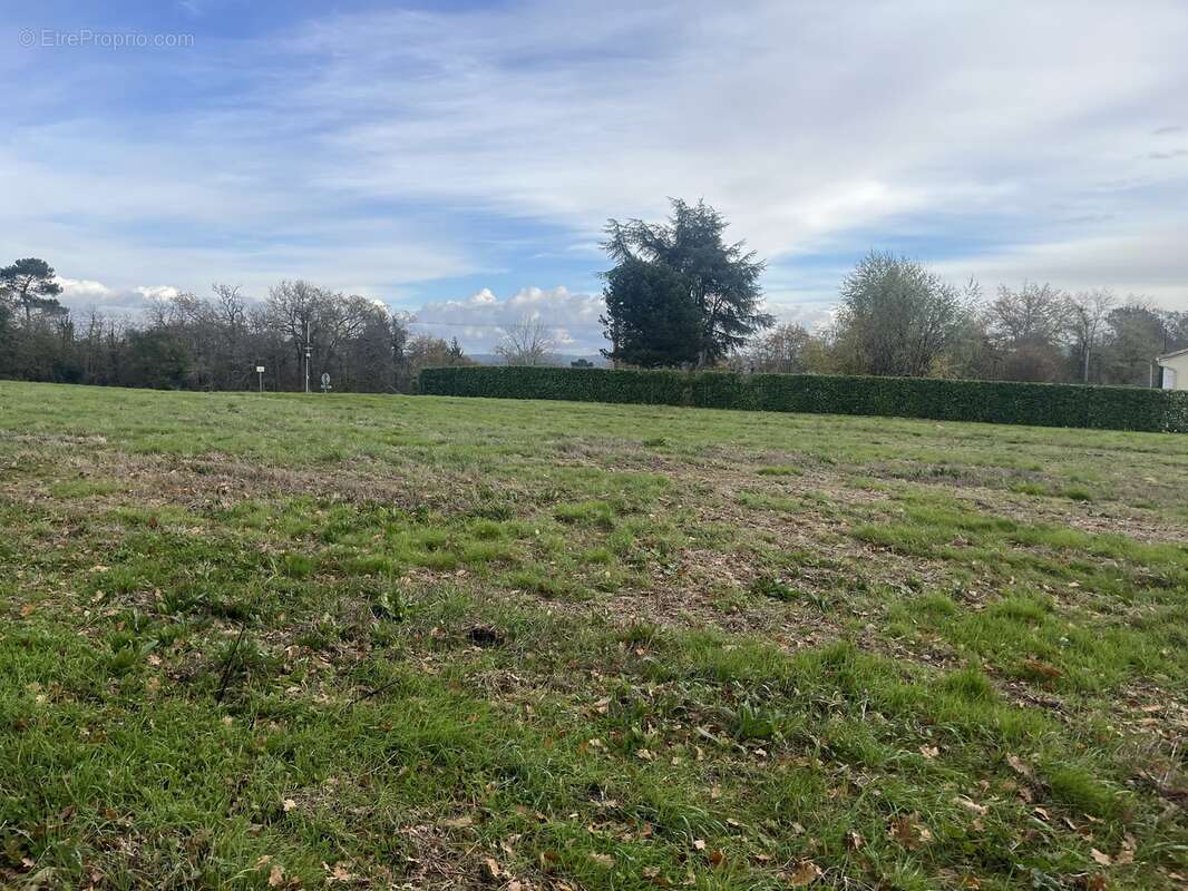 Terrain à LEGUILLAC-DE-L'AUCHE
