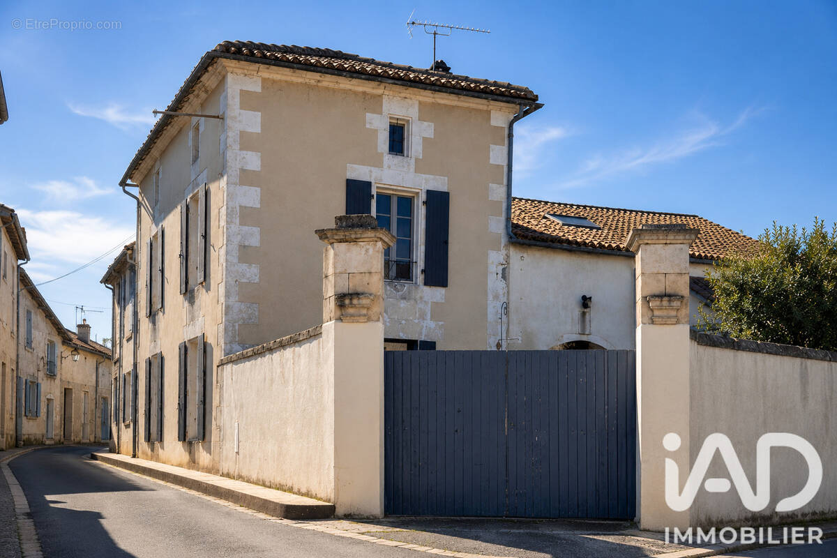 Photo 1 - Maison à HIERSAC