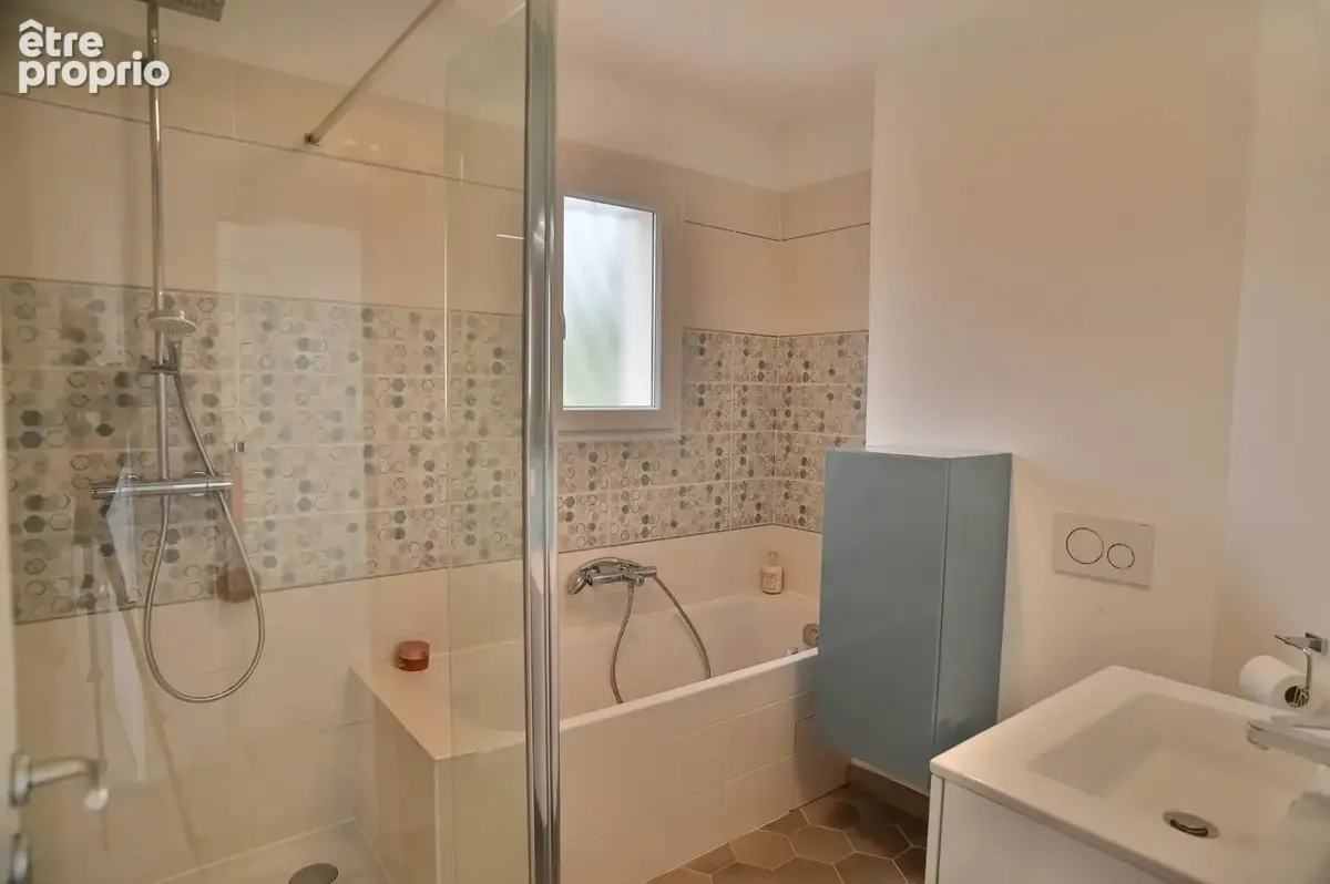 VILLENEUVE-LOUBET - Villa récente 4 Chambres – 120 M² – Piscine – Proche village - photo 11