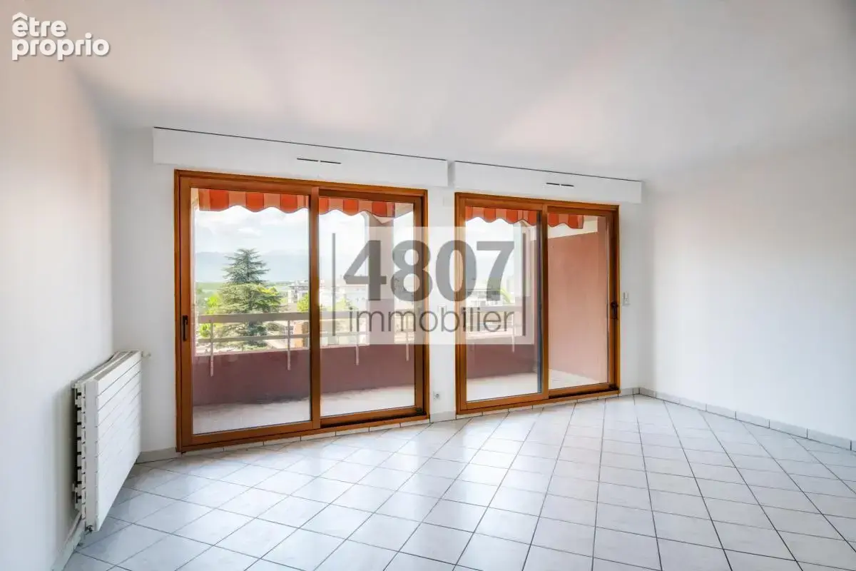 4 pièces - 93m2 habitable- Centre-ville de St Julien - photo 3