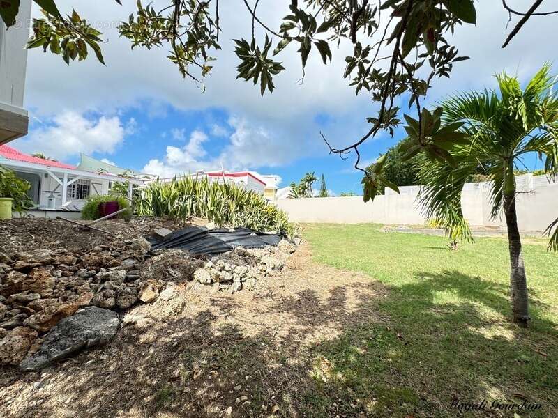 À vendre – villa de charme avec piscine & annexes – saint-françois - photo 24