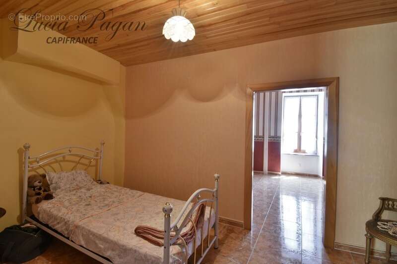 Maison à MONTOULIERS