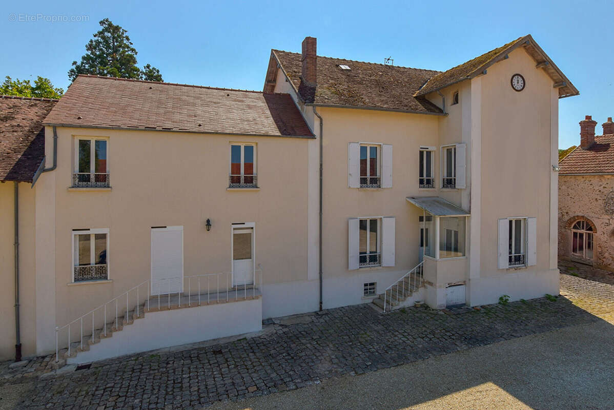 A VENDRE - Maison de maître de près de 300 m²  à 5mns de LIEUSAINT - photo 11