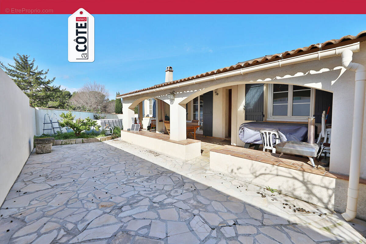 Maison à SAINT-MITRE-LES-REMPARTS