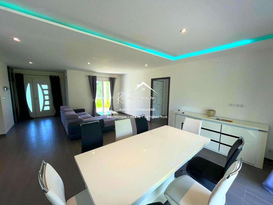 Séjour - Maison à LA CELLE-SAINT-AVANT