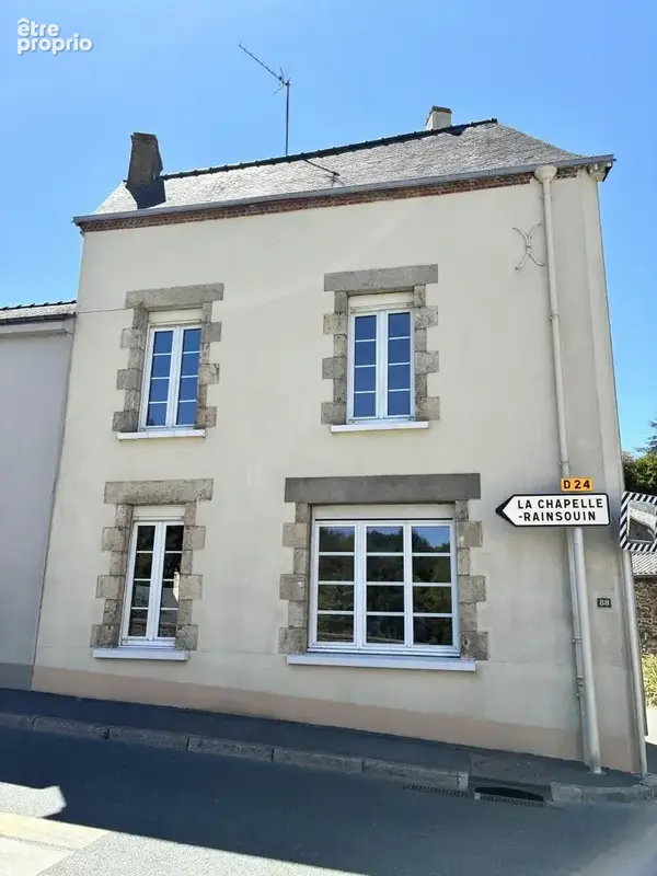 Maison à MONTSURS