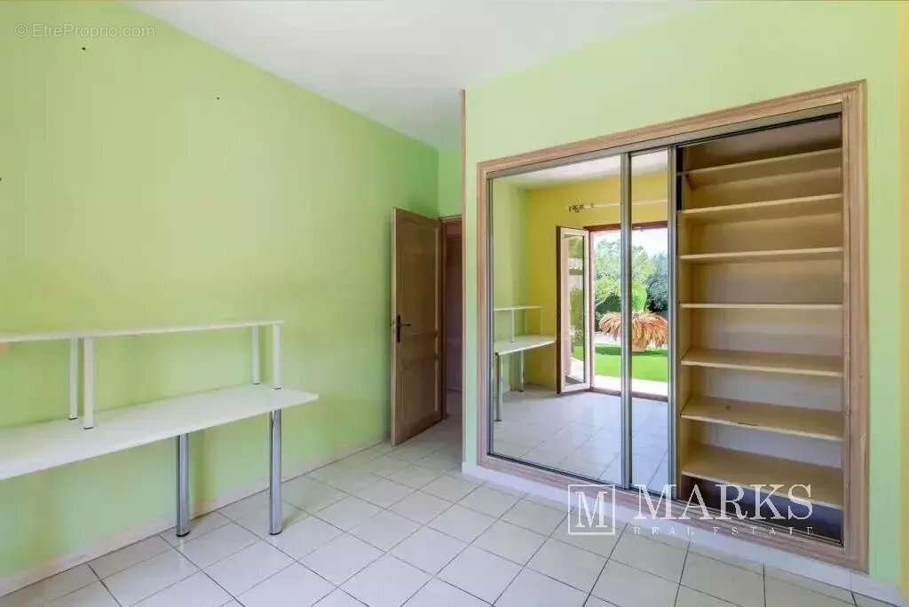 Villa de style néo provençal avec terrain plat et piscine - photo 18