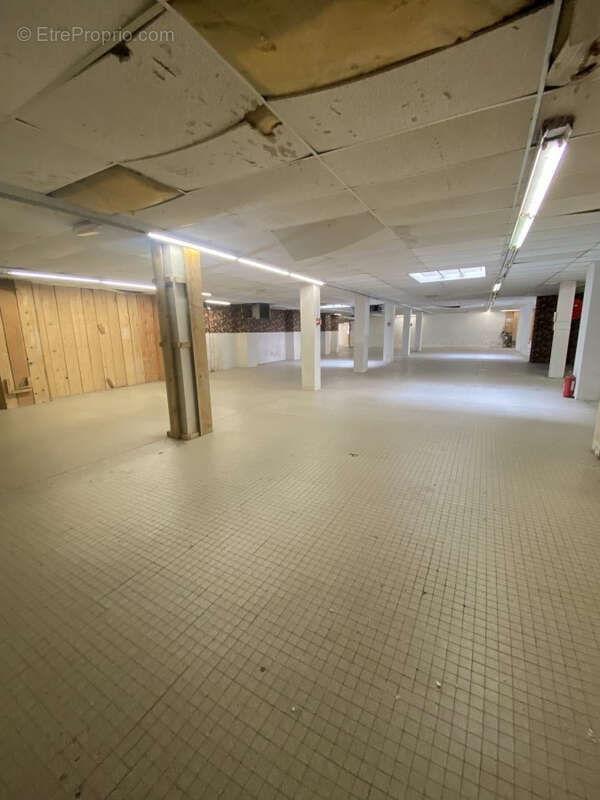 A Vendre -Local Commercial de 830 m2 avec sous-sol de 450 m2 en plein Centre-ville. - photo 5