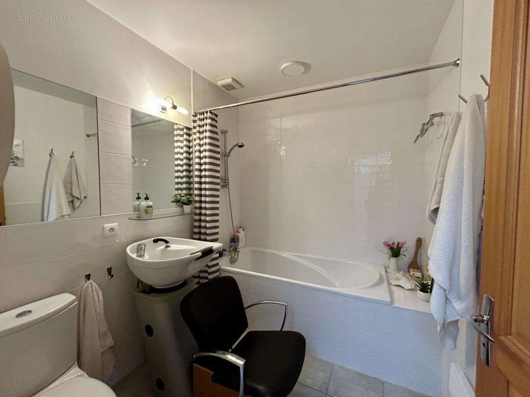 Élégant Corps de ferme de 4 Chambres avec Piscine et Court d - photo 14