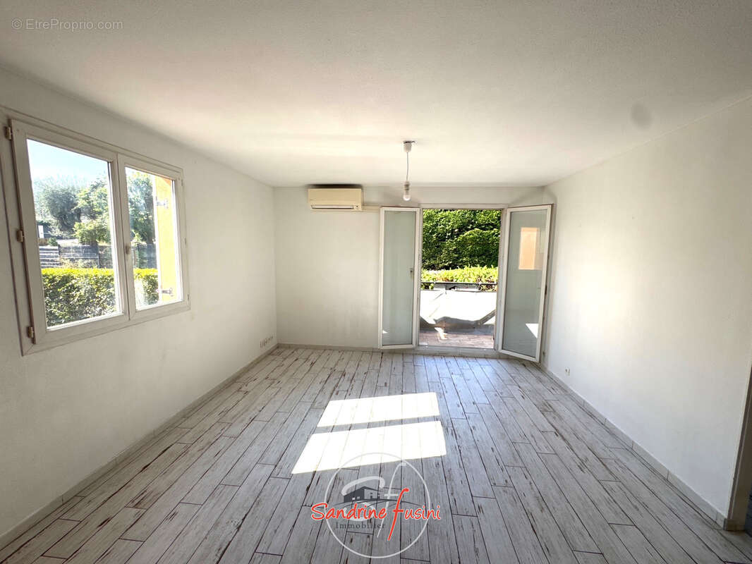 idéalement situé, bel appartement 3 pièces d'une surface de 51 m2 en dernier étage avec garage. - photo 2