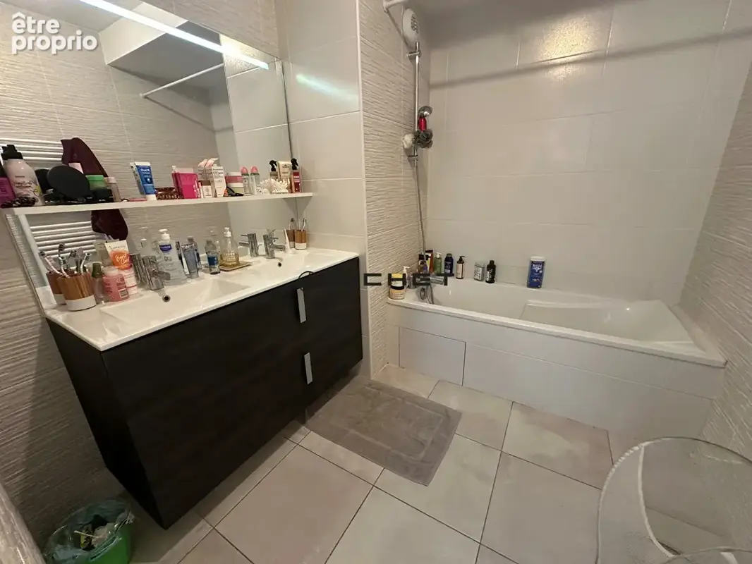 À Vendre Superbe Appartement T4 avec Grande Terrasse  cellier et parkings - photo 11