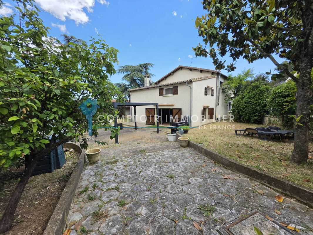 Maison à SAINT-CLEMENT-DE-RIVIERE