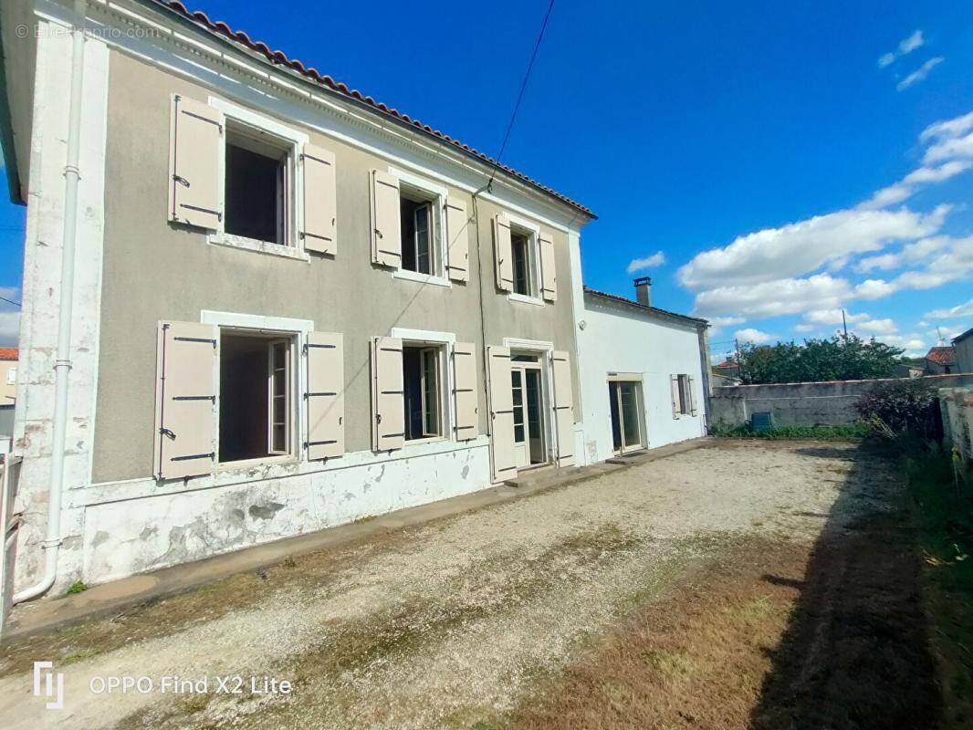 Maison à SAINT-SATURNIN-DU-BOIS