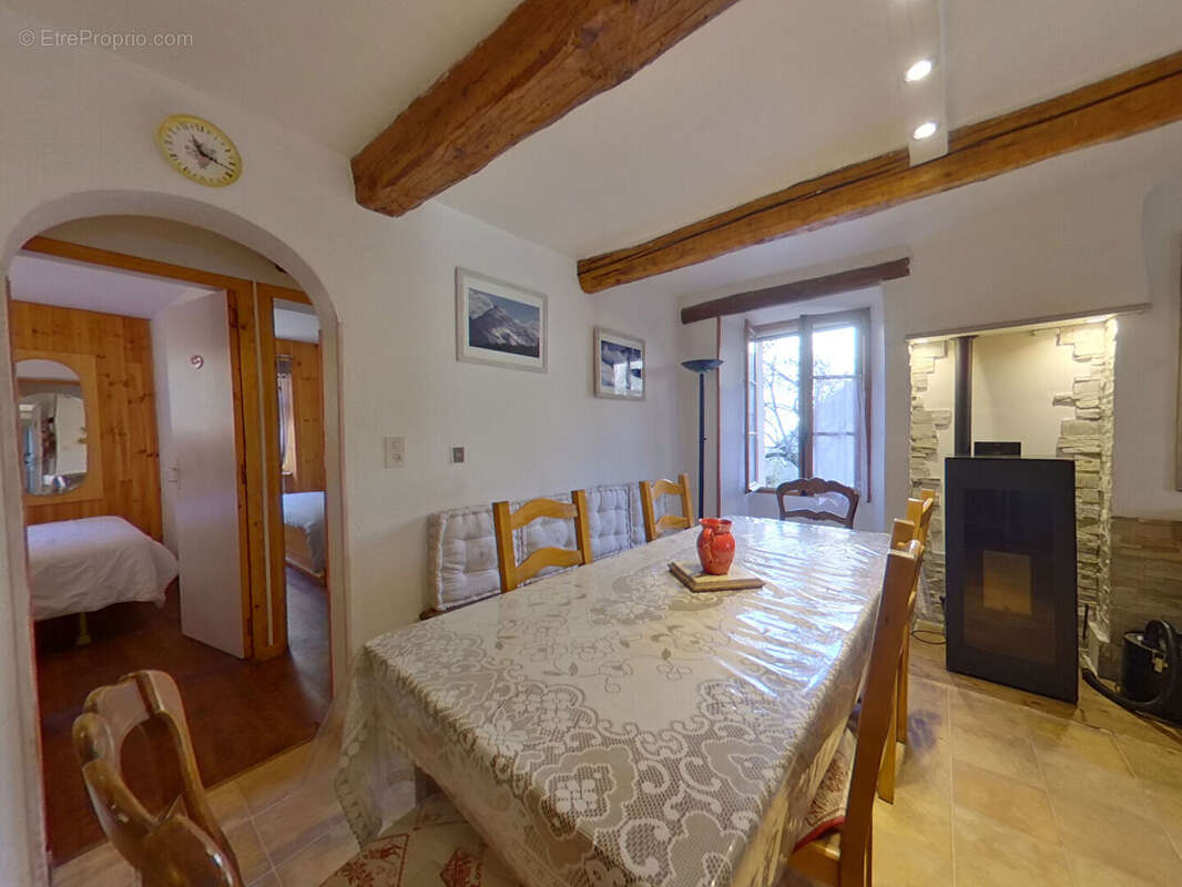 Maison à LE LAUZET-UBAYE