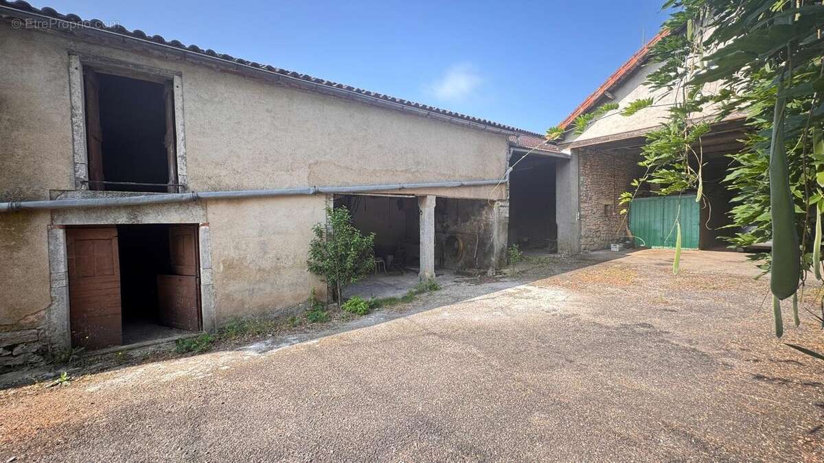 Un ensemble de caractère à rénover au coeur de Limogne en Quercy - photo 2