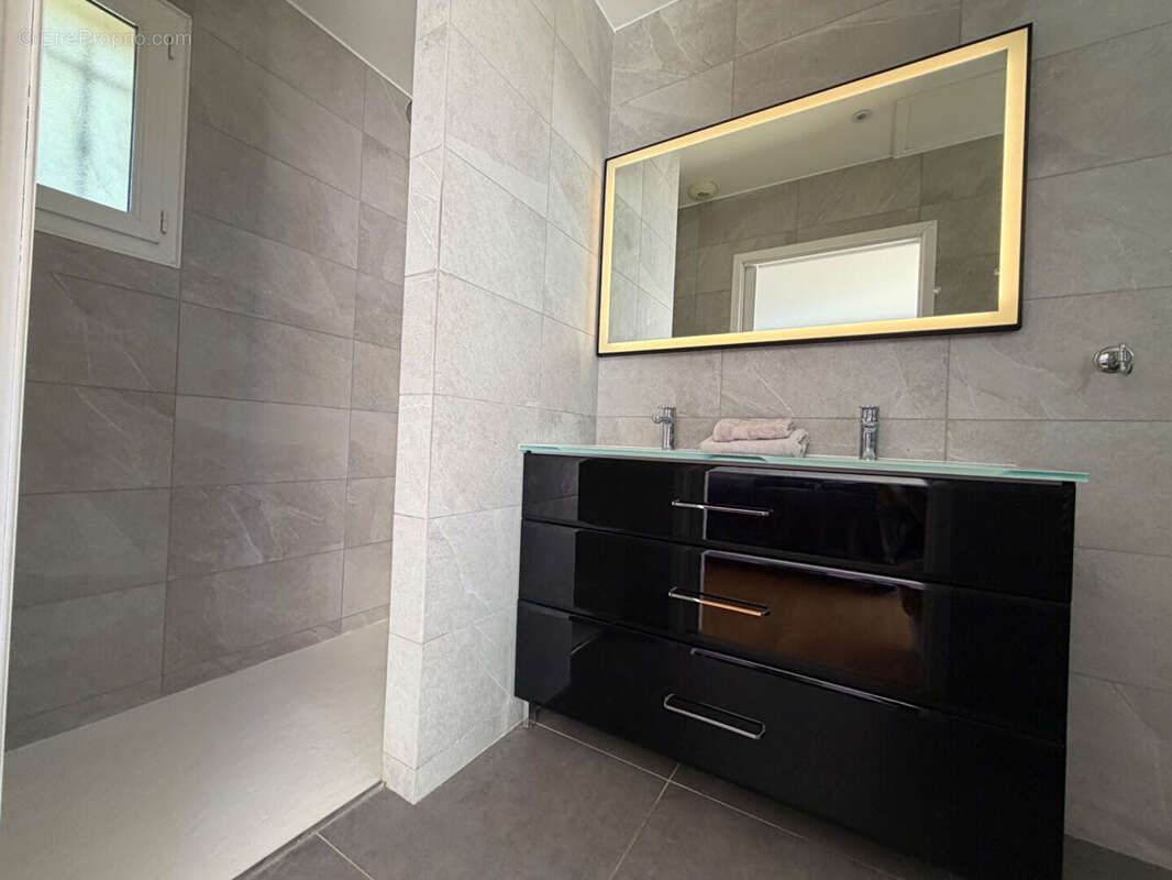 Maison à BAGNOLS-EN-FORET