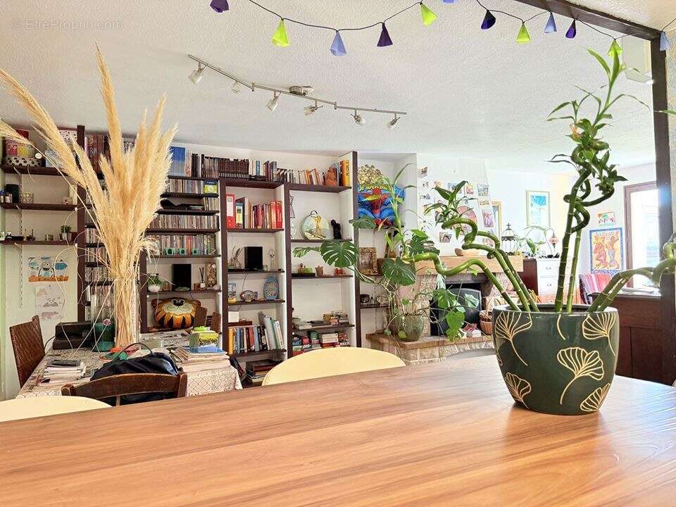 Maison à VIC-LA-GARDIOLE