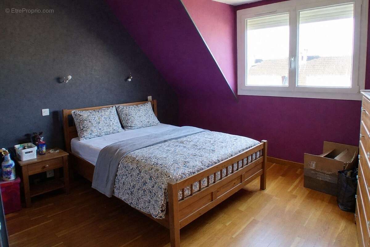 Deuxième chambre lumineuse dans une maison bien située proche A13 et proche Louviers centre - Maison à LOUVIERS