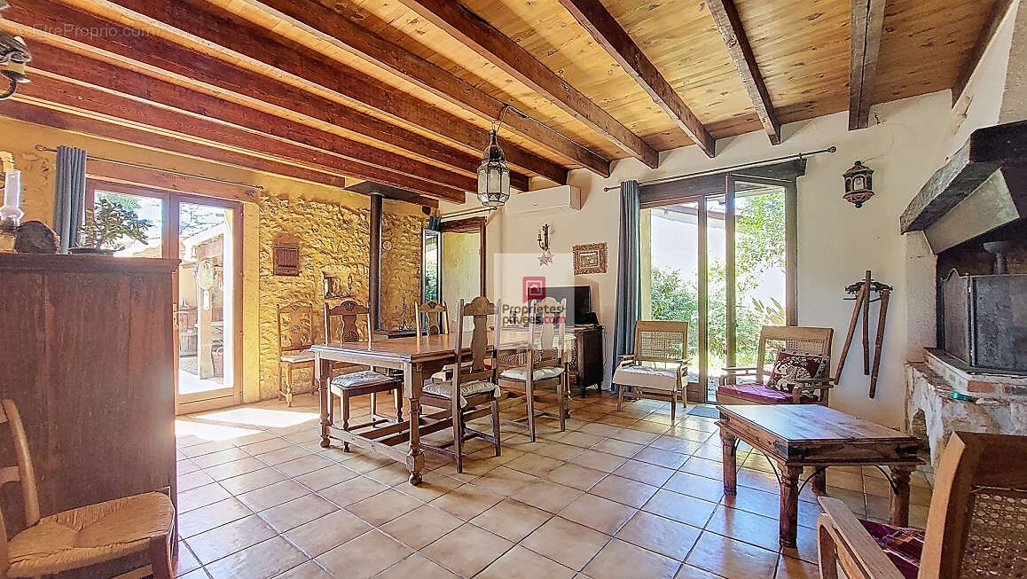 A Plazac, ensemble de maisons totalisant  257m2. 6 chambres. 6 salles d'eau. Carport fermé 40 m2. Jardin de 5000 m2 environ - photo 2