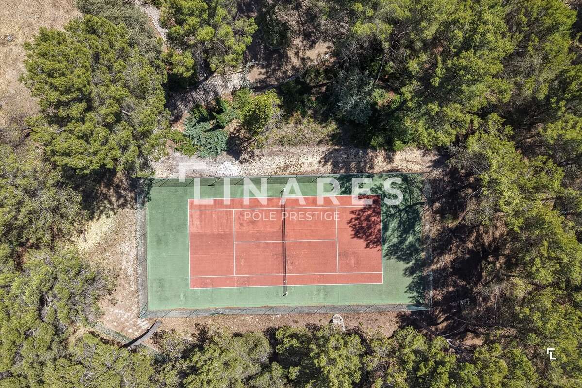 LES HAUTS : Propriété de 310m2 (145 + 90 + 40 + 30m2) Piscine à fond mobile, Tennis,  2 hectares - Simiane-Collongue - photo 3