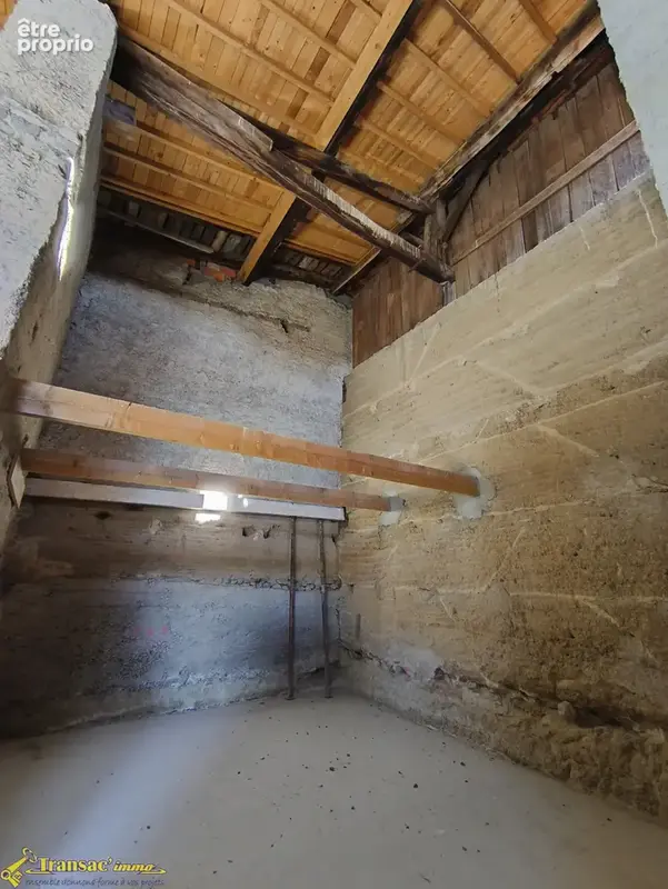 À Thiers secteur Le Fau, bâtiment à usage de dépôt. - photo 3
