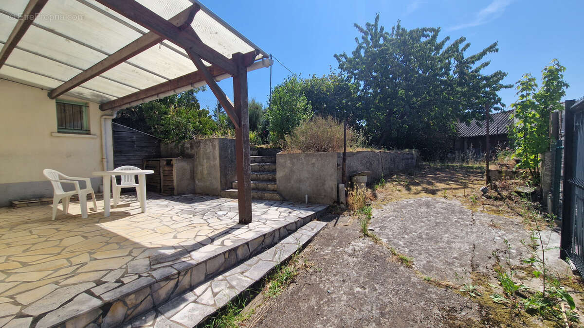 Maison de bourg avec jardin   Fort potentiel d'aménagement ! - photo 2