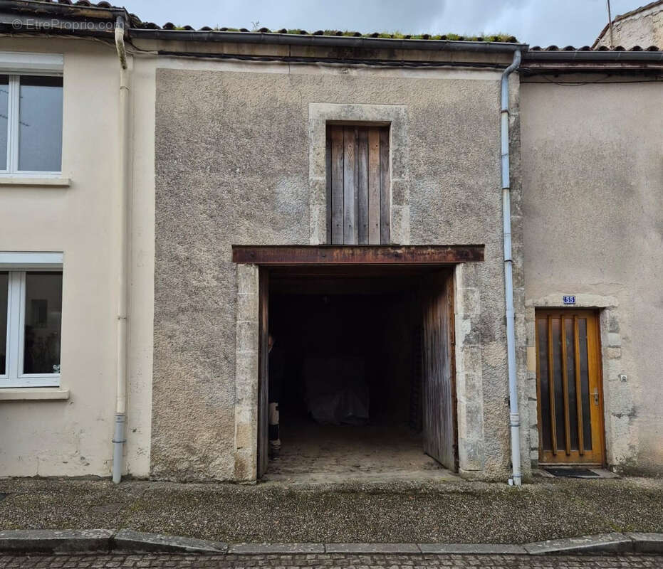 Parking à SAUVETERRE-DE-GUYENNE