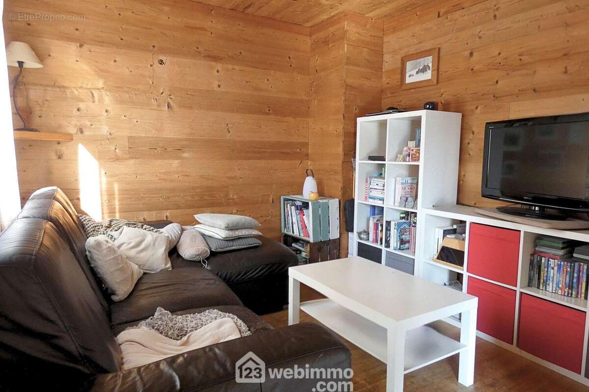 Le salon propose un coin chaleureux et cosy - Appartement à MARTHOD