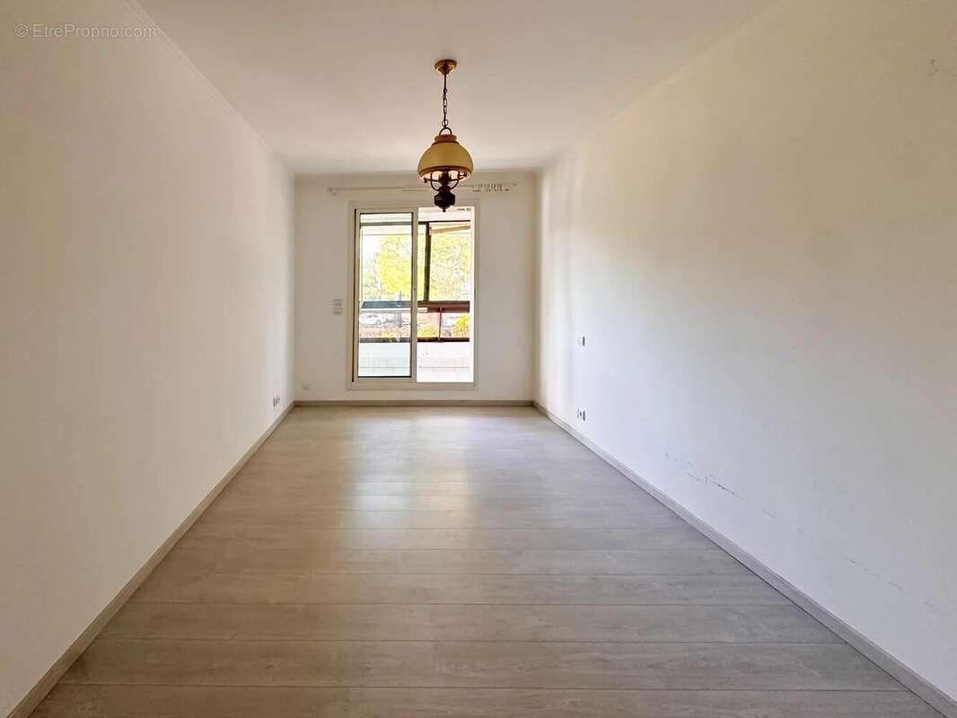 Appartement à SAINT-LAURENT-DU-VAR