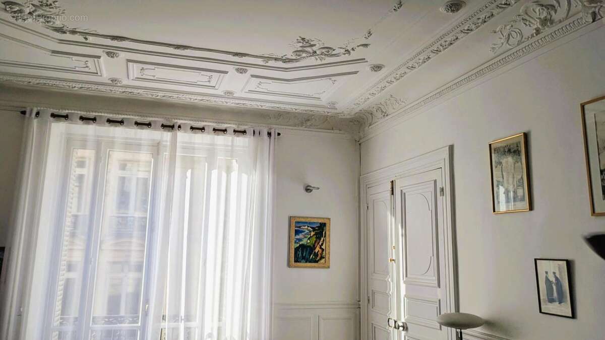 Commerce à PARIS-9E