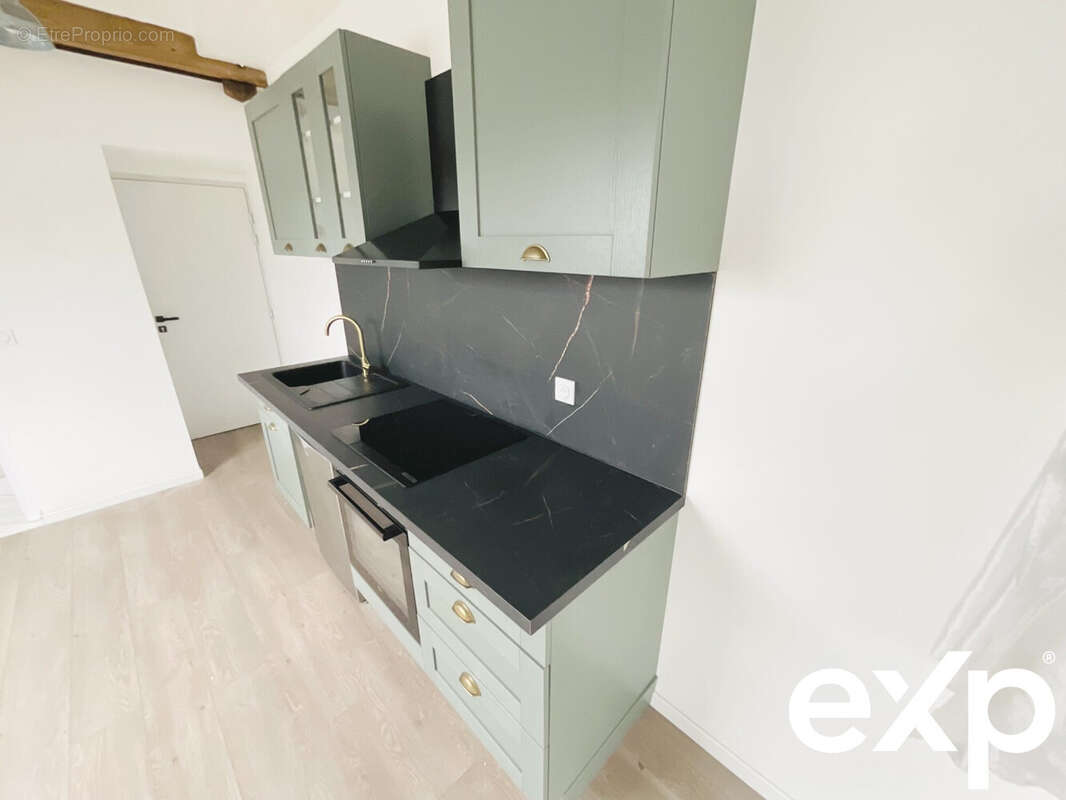 pièce de vie avec cuisine équipée  - Appartement à TROYES