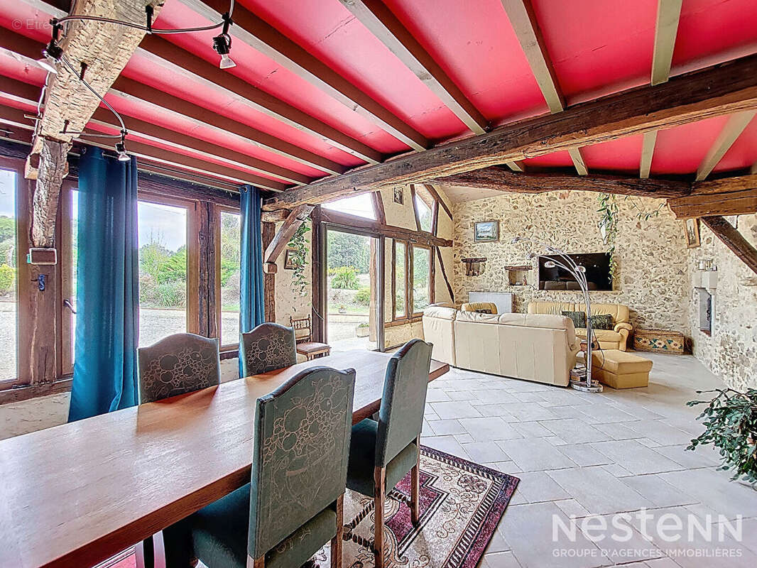 A Vendre Maison en pierre rénovée de 318 m² avec dépendances et point d'eau sur deux hectares - photo 13