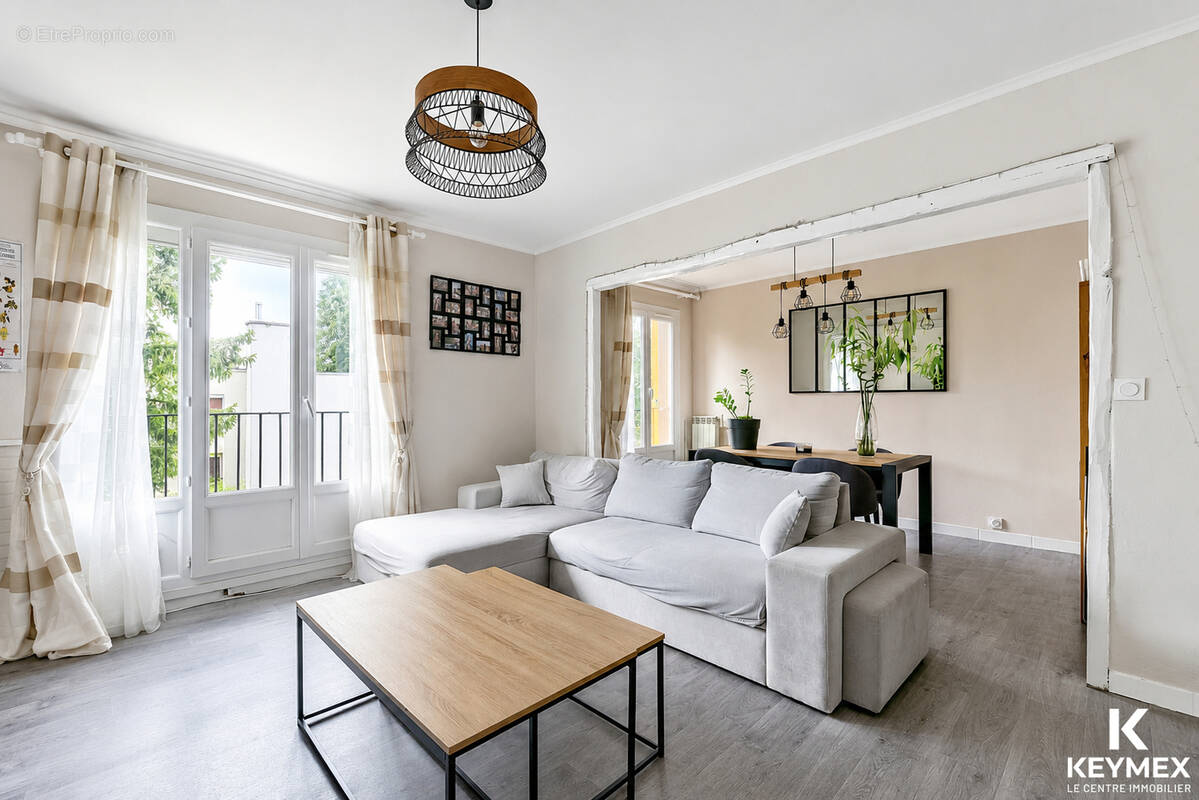 Appartement à EZANVILLE