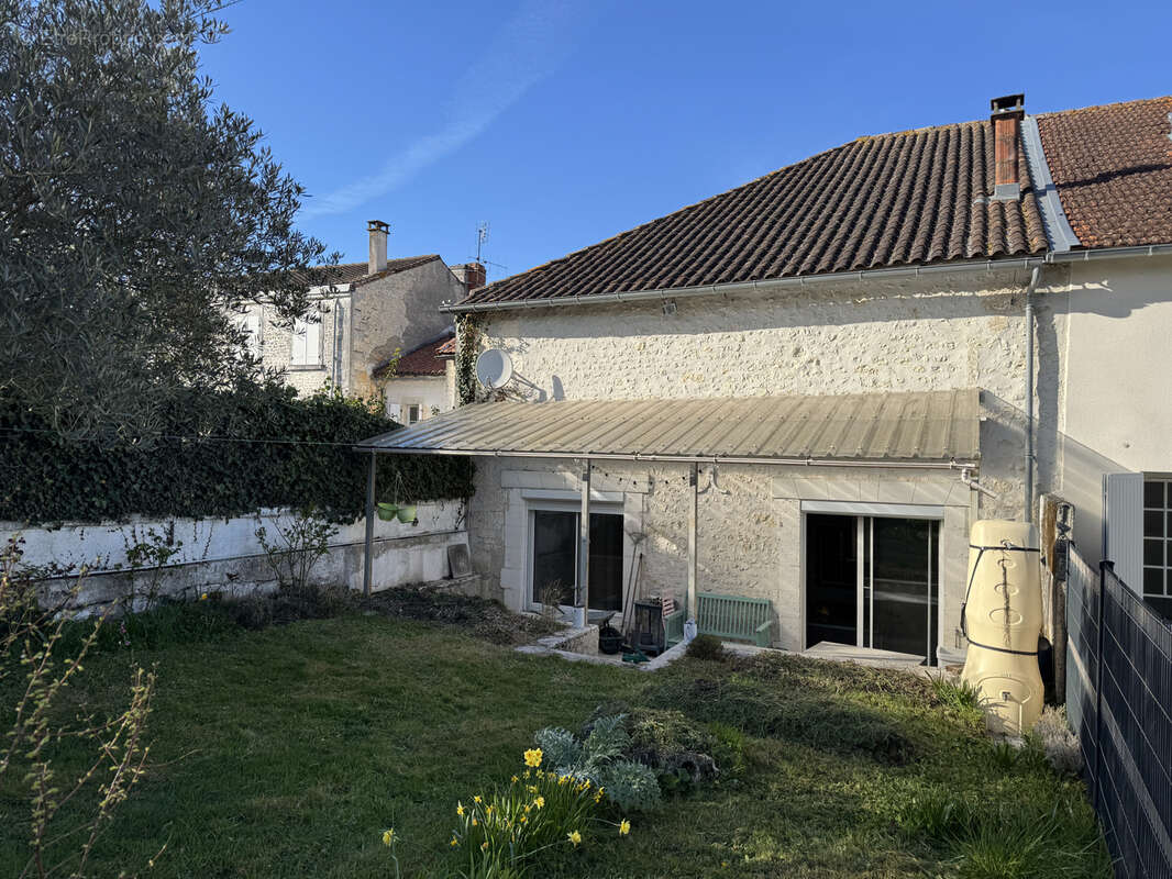 Maison à BARBEZIEUX-SAINT-HILAIRE