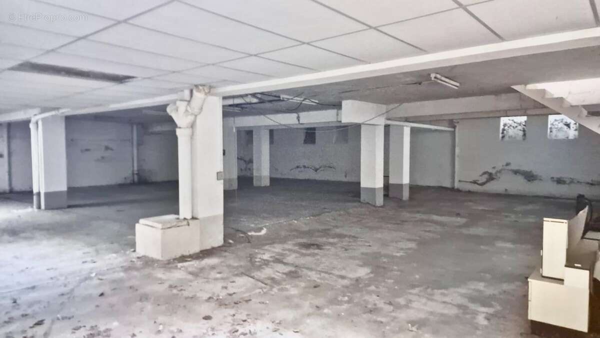 ensemble immobilier de deux lots, un local commercial et un parking de 350 m² en centre ville - photo 8