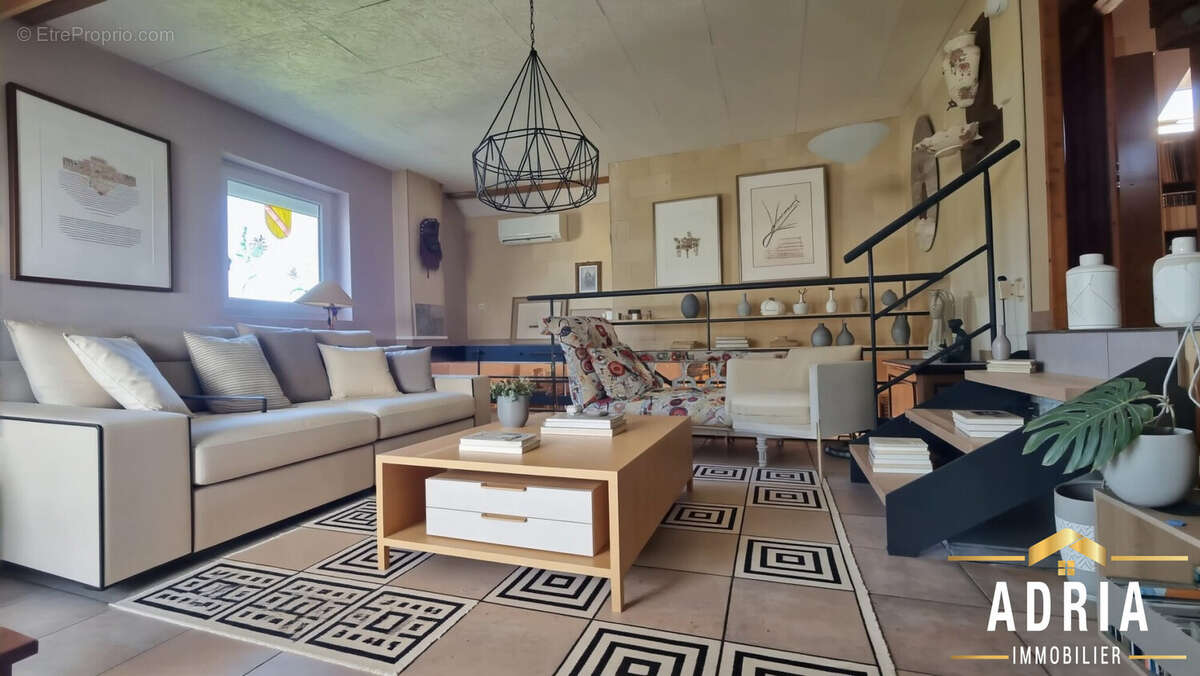 Salon N°2 en mezzanine projeté avec IA - Maison à MAIZIERES-LES-METZ